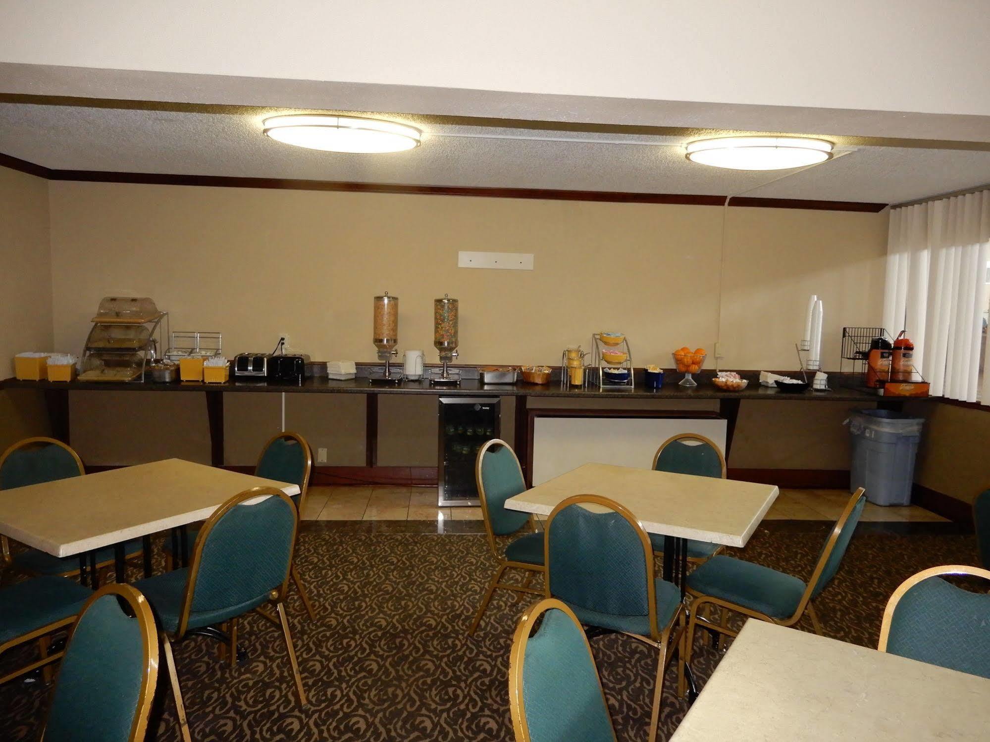 Clarion Hotel Milwaukee Airport 외부 사진